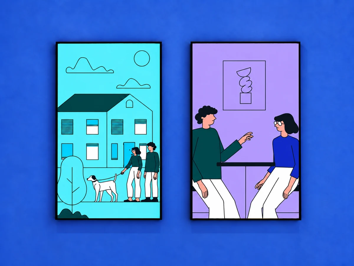 Mockup museale con due schermi su una parete blu: una casa turchese con due persone e un cane e due personaggi che parlano a un tavolo su fondo lilla.